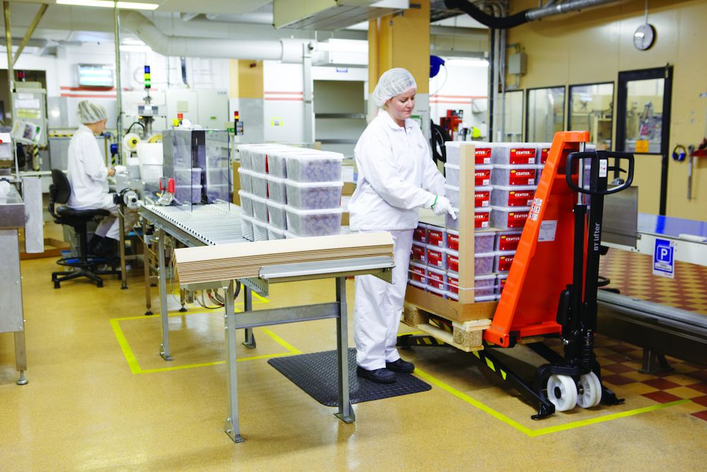 Frau beim Kommissionieren mit BT Scherenhubwagen, im Online-Shop kaufen